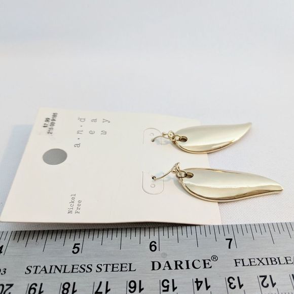 💢3 for $25💢 Gold Leaf Dangle Earrings - Picture 5 of 5